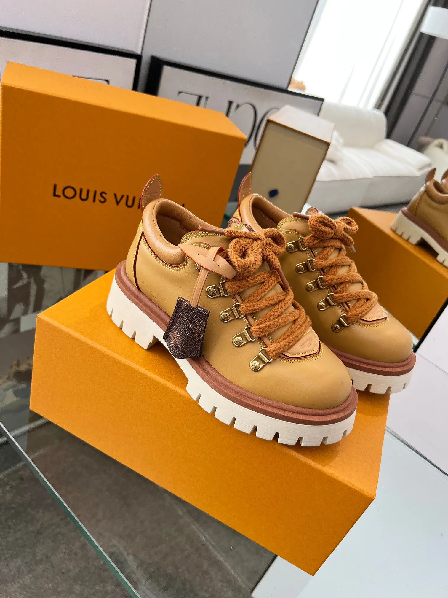 👟👟Ex-factory price 640👟👟 LV's new couple's thick-soled hiking shoes, your original custom-made large-soled shoe brand, giving the foot flexibility and freedom, a good pair of shoes to wear all summer. Fabric: First-layer imported calfskin, cowhide lining Size: 35-46 Welcome to send pictures to place orders